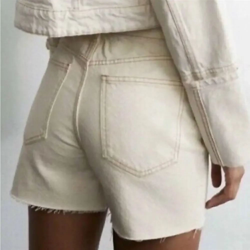 NWT House of Harlow 1960 Cream high rise mom denim button fly size 29